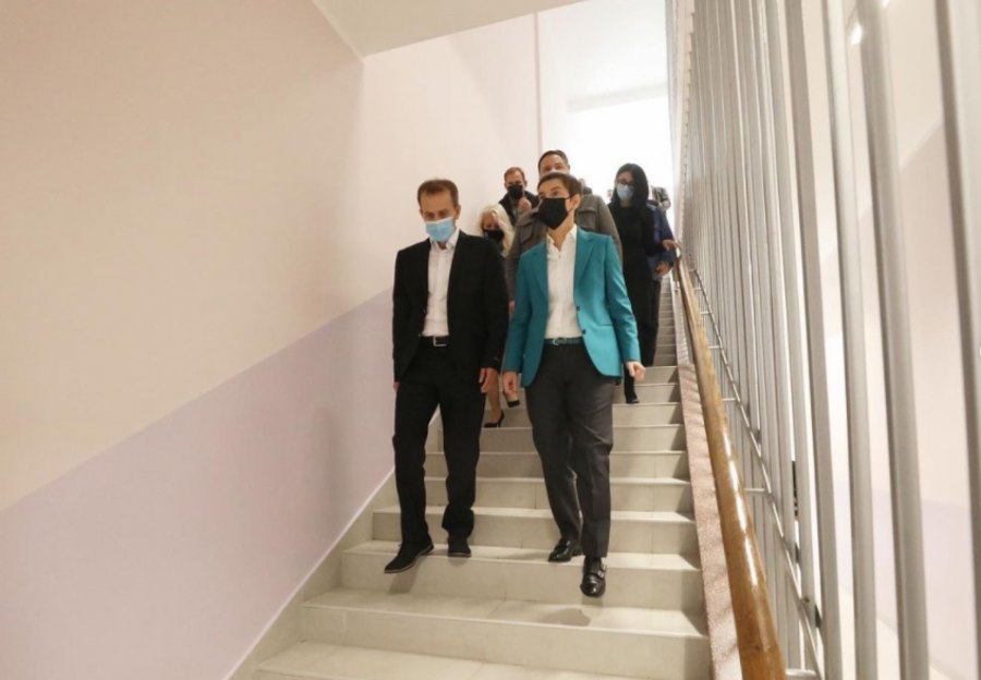 DEVOJKA PALA U NESVEST TOKOM GOVORA ANE BRNABIĆ Premijerka odmah prekinula obraćanje, evo šta je usledilo... (FOTO)