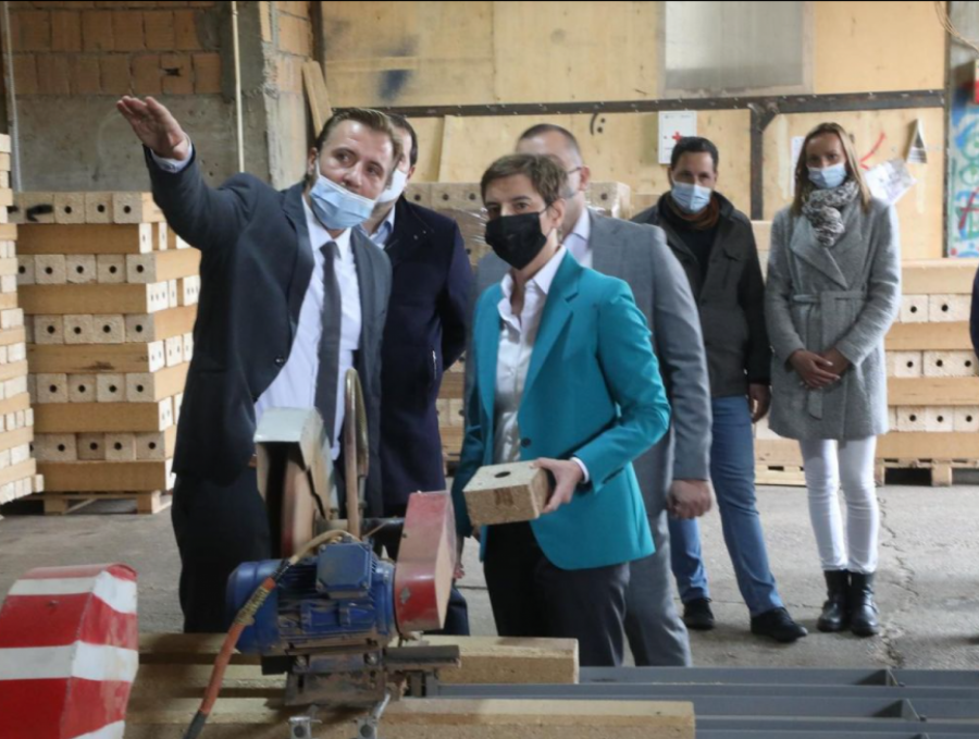 DEVOJKA PALA U NESVEST TOKOM GOVORA ANE BRNABIĆ Premijerka odmah prekinula obraćanje, evo šta je usledilo... (FOTO)