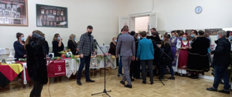 DEVOJKA PALA U NESVEST TOKOM GOVORA ANE BRNABIĆ Premijerka odmah prekinula obraćanje, evo šta je usledilo... (FOTO)