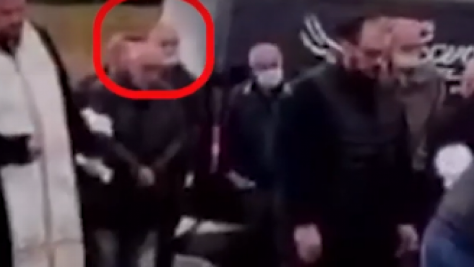 MONSTRUM Ubica Đokića slušao govor sveštenika na sahrani i mirno stajao: Izjavio Stojanki saučešće i gledao kako pokopavaju porodicu (FOTO/VIDEO)