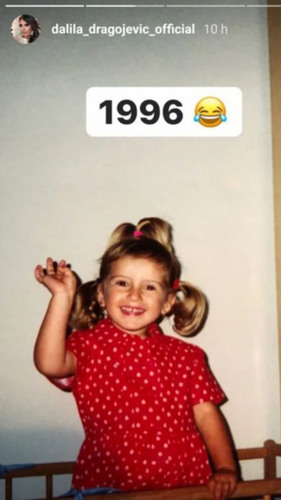 DANAS JE OVA DEVOJČICA PRAVI SKANDAL MAJSTOR! O njenoj ljubavi priča ceo region, a da li biste je prepoznali na ovoj fotografiji