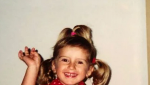 DANAS JE OVA DEVOJČICA PRAVI SKANDAL MAJSTOR! O njenoj ljubavi priča ceo region, a da li biste je prepoznali na ovoj fotografiji