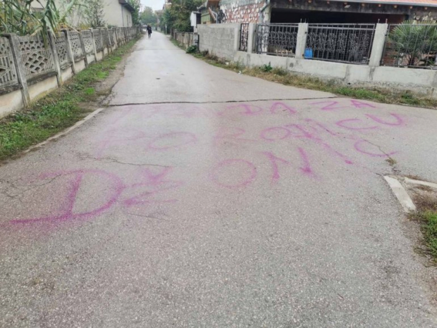 OSVANUO ČUDAN GRAFIT U MORAVCU Traže pravdu za Džoniće, optužene za ubistvo porodice Đokić (FOTO)