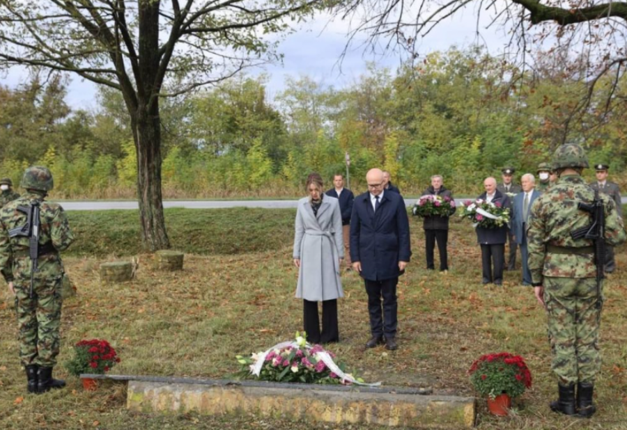 MILOŠ VUČEVIĆ Čestitam građanima Novog Sada 77 godina od oslobođenja grada u Drugom svetskom ratu