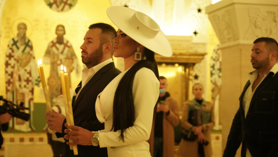 PRVI SNIMCI SA VENČANJA TAMARE ĐURIĆ! Starleta blista u beloj haljini, grudi istakla u prvi plan, a ceremoniji prisustvuje i on! (VIDEO)