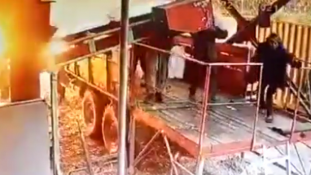 KAMERE ZABELEŽILE PAKAO Eksplozija u ruskoj fabrici odbacila radnike, poginulo 17 ljudi (UZNEMIRUJUĆI VIDEO)