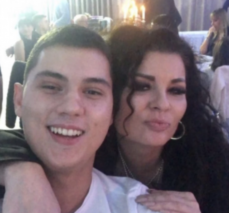 DOK GA POVEZUJU SA NATAŠOM RODIĆ! Sin Zlate Petrović uhvaćenom u prisnom zagrljaju sa ovom poznatom pevačicom! (FOTO)