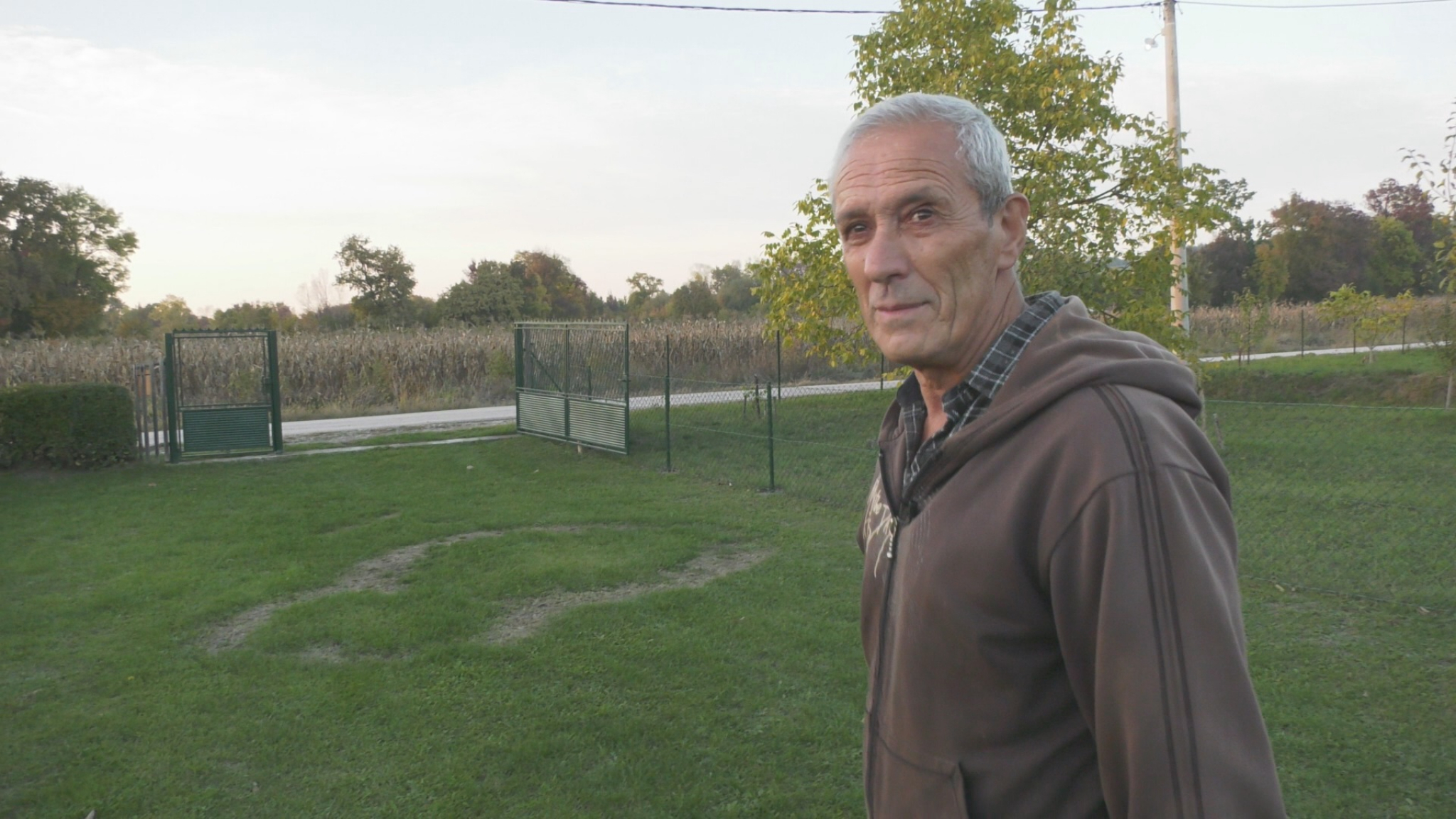 7 VELIKIH MISTERIJA KOD ČAČKA Trava je potpuno sagorela, domaćin Drago je u strahu! (FOTO)