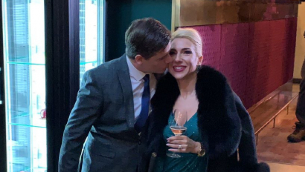 RAZVODI, VELIKI SKANDALI I SMRTI! Ove ličnosti obeležile su 2021. godinu, njena afera je sve šokirala, a veza ove pevačice je ostavila bez teksta mnoge!