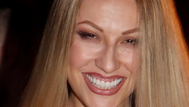 RADA MANOJLOVIĆ UGRAĐUJE SILIKONE?! Šok odluka poznate pevačice nakon 14 godina na estradi, otkriveni svi detalji