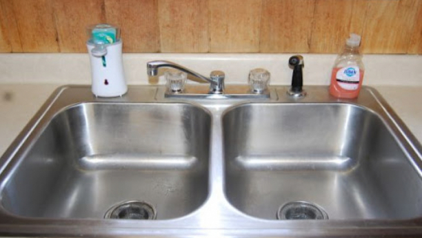 NAPRAVITE MAGIČNI SPREJ ZA ČIŠĆENJE KUHINJE Slavina i sudopera sijaće kao nove