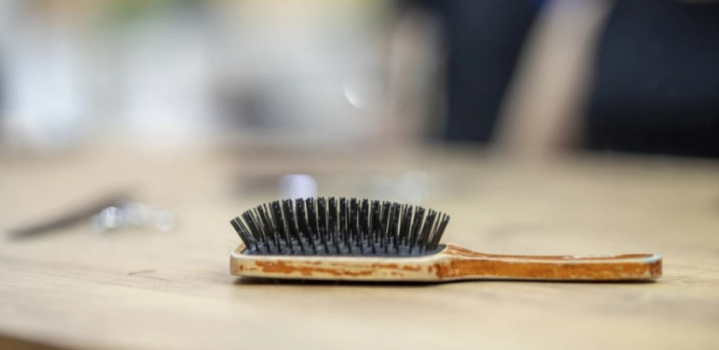 SAVET FRIZERA Evo kako da očistite četke za kosu