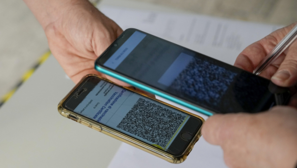 KOVID PROPUSNICA NIJE ISTO ŠTO I ZELENI SERTIFIKAT Građani su komunalnim milicionerima masovno pokazivali dokumente potrebne za putovanje