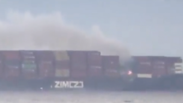 NEUPELA MISIJA U KANADI Loše vreme sprečilo spasioce da se ukrcaju na brod na kojem gori vatra (VIDEO)