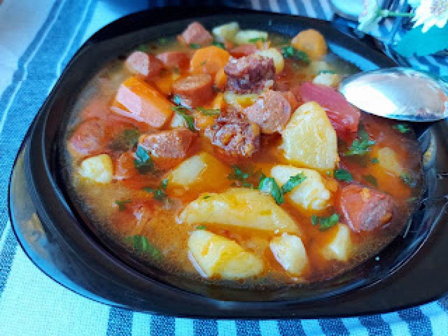 BRZO, JEDNOSTAVNO JELO NA KAŠIKU Paprikaš sa kobasicama, ukusan ručak, koji podiže raspoloženje (VIDEO)