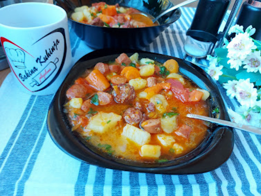 BRZO, JEDNOSTAVNO JELO NA KAŠIKU Paprikaš sa kobasicama, ukusan ručak, koji podiže raspoloženje (VIDEO)