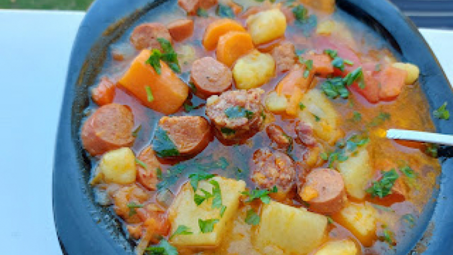 BRZO, JEDNOSTAVNO JELO NA KAŠIKU Paprikaš sa kobasicama, ukusan ručak, koji podiže raspoloženje (VIDEO)