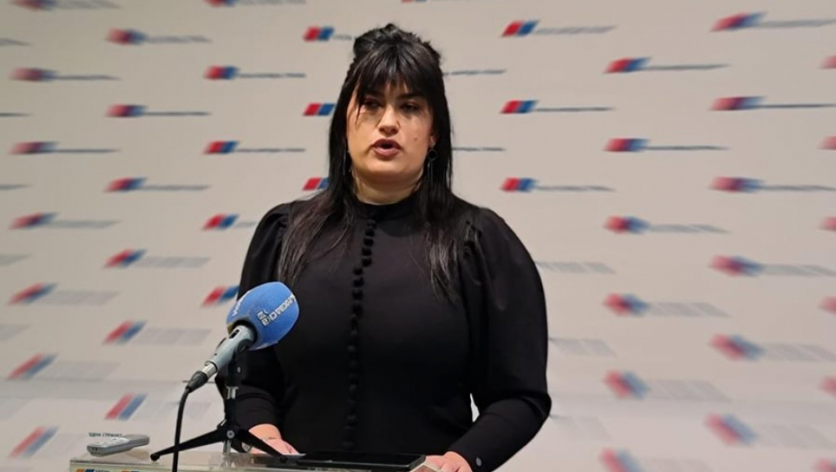 DINA VUČINIĆ PORUČUJE NOVAKOVIĆU Ko lažima počinje političku karijeru, tako je i završava