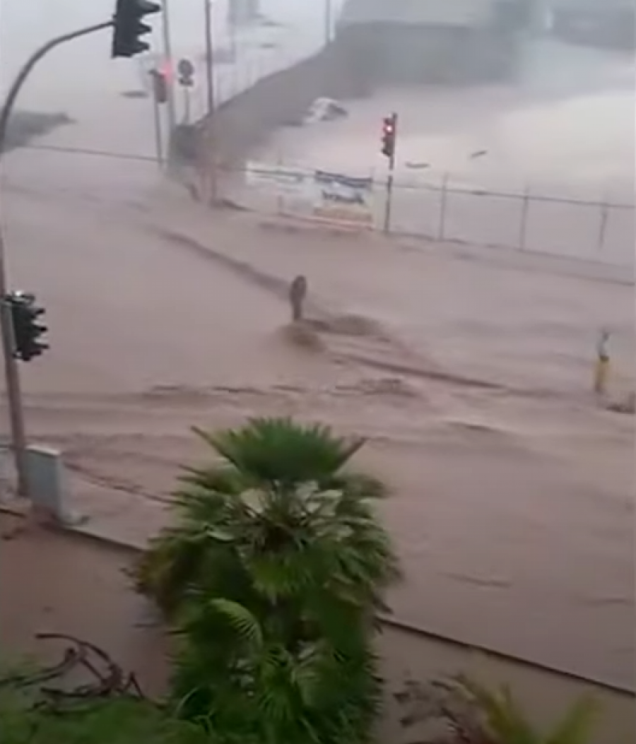 SNAŽNA OLUJA POGODILA SICILIJI Poplavljenje ulice Katanije, stradale najmanje dve osobe (VIDEO)