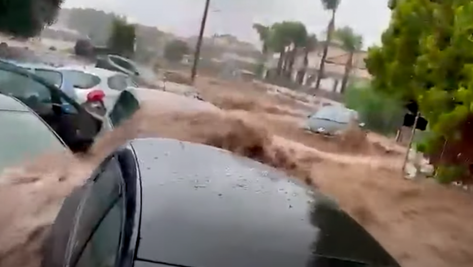 SNAŽNA OLUJA POGODILA SICILIJI Poplavljenje ulice Katanije, stradale najmanje dve osobe (VIDEO)