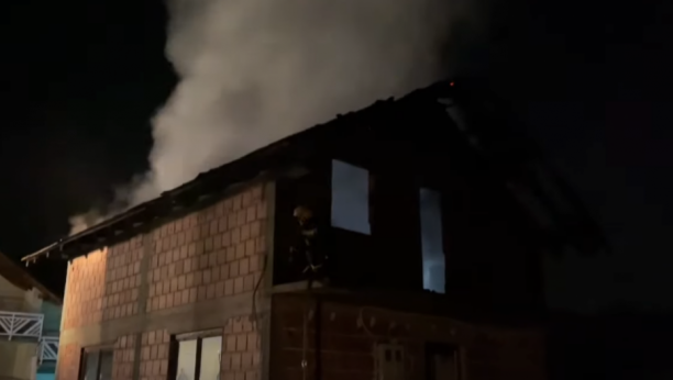 GORI PORODIČNA KUĆA Situacija ozbiljna, nekoliko vatrogasnih ekipa na terenu (VIDEO)