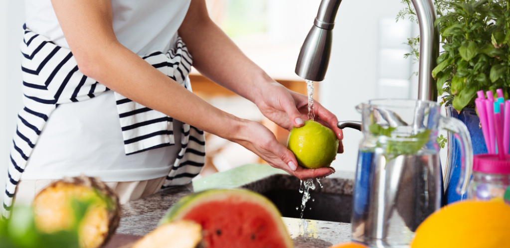 Jedan od uzroka nadutosti: Hemikalije na površini voća su štetne po zdravlje, ovo je najbolji način da ih sperete