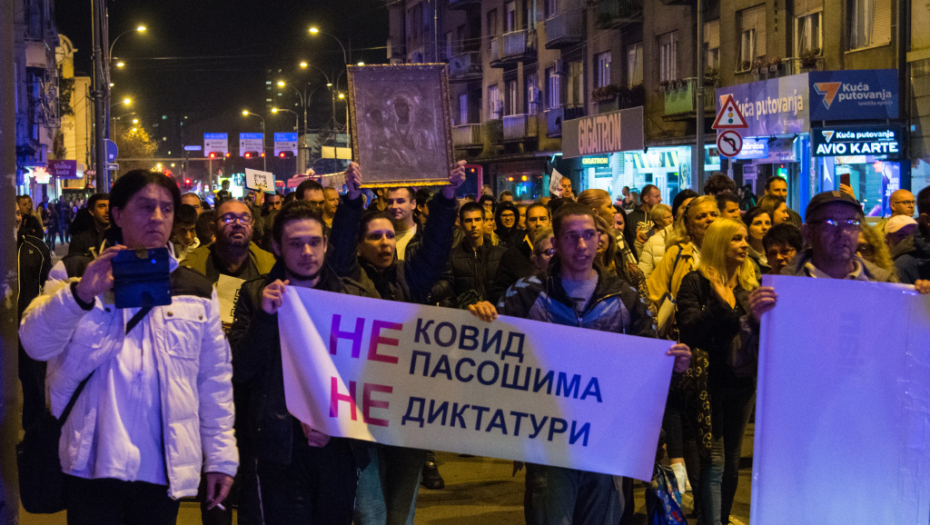 SRAMOTA Antivakseri se poistovećuju sa žrtvama nacizma i fašizma u Drugom svetskom ratu: Nošenje žutih traka je pljuvanje po stradalima