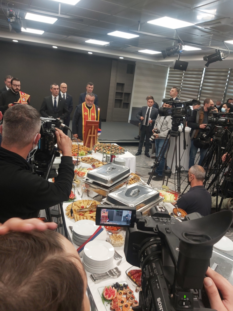 SNS SLAVI SVETU PETKU Okupili se funkcioneri stranke, predsednik Vučić dočekan gromoglasnim aplauzom (VIDEO)