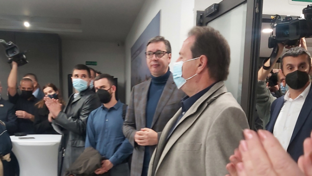 SNS SLAVI SVETU PETKU Okupili se funkcioneri stranke, predsednik Vučić dočekan gromoglasnim aplauzom (VIDEO)