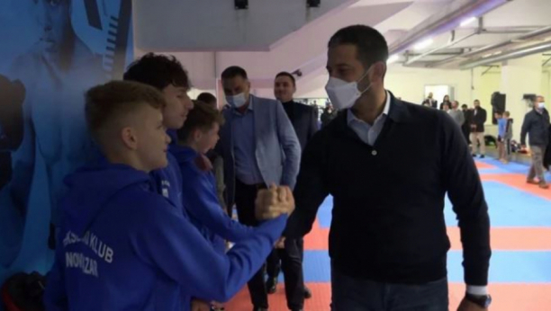 POKAŽIMO DA MOŽEMO DA POBEDIMO!  Ministar Udovičić razgovarao sa mladima u Novom Pazaru: Nastavite da svoje ciljeve postavljate visoko i ulažete u budućnost!