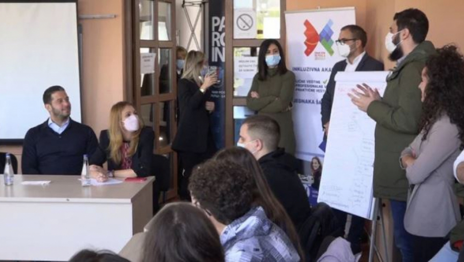 POKAŽIMO DA MOŽEMO DA POBEDIMO!  Ministar Udovičić razgovarao sa mladima u Novom Pazaru: Nastavite da svoje ciljeve postavljate visoko i ulažete u budućnost!