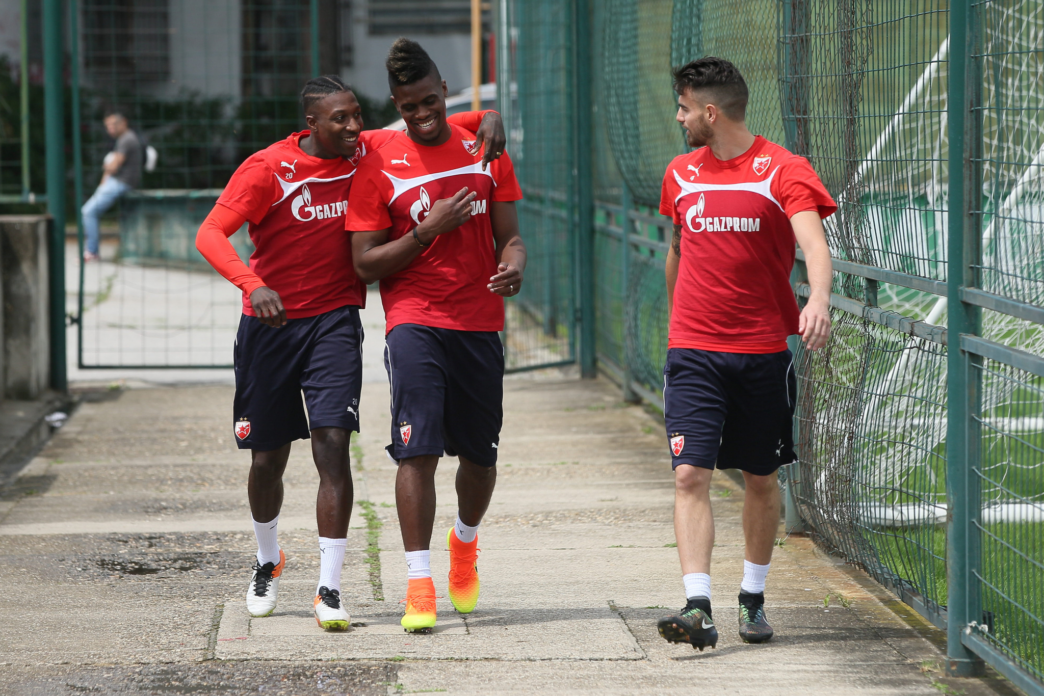 ČUDNA FRIZURA I PUT OD LIGE ŠAMPIONA DO ČETVRTE LIGE! Gde je nestao jedan od najvećih promašaja u istoriji Zvezde? (FOTO)