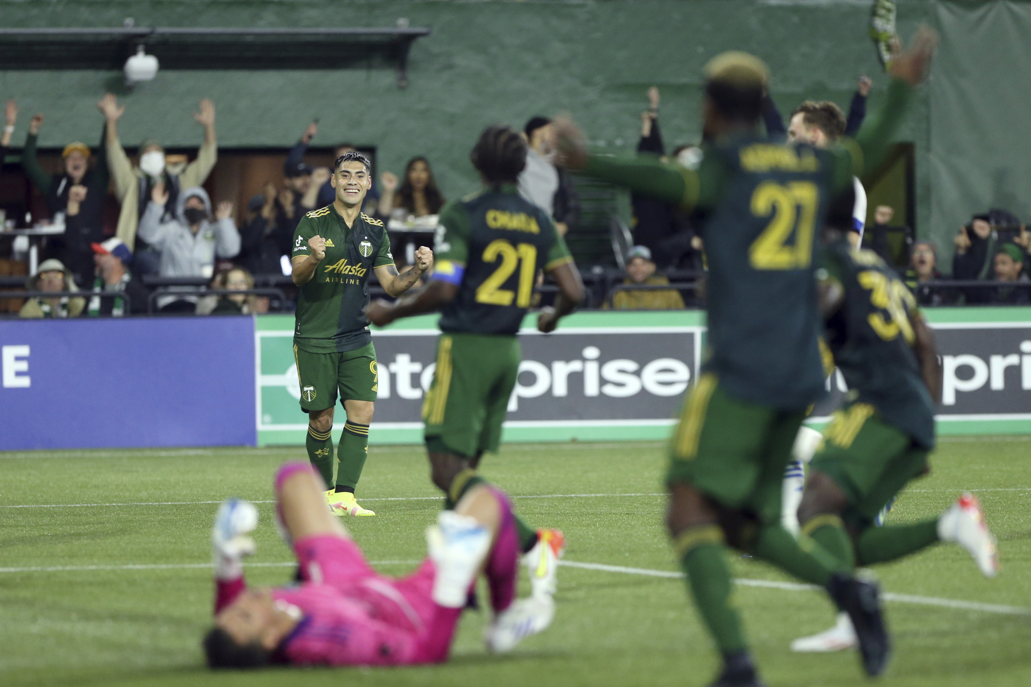 GOLČINA O KOJOJ BRUJI PLANETA! Prekopirao Ibrahimovića i postigao gol godine, ovo se baš retko viđa! (VIDEO)