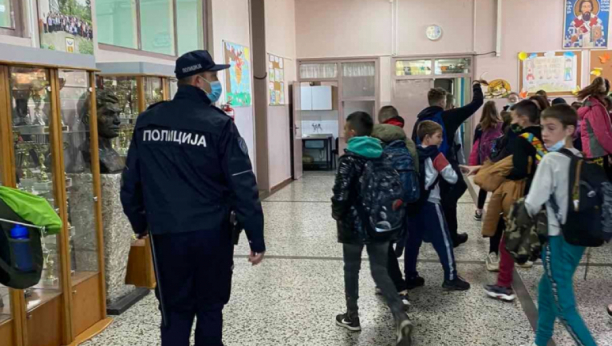RAŠA JE CAR! 👮 Pohvala za policajca iz Mladenovca: Vodi računa o svakom detetu (FOTO)