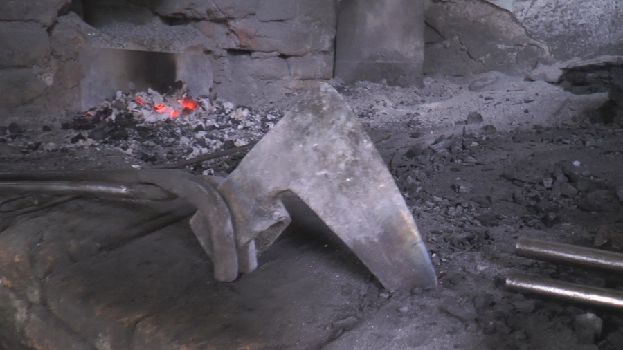 DEDA PERO JE DOKAZ DA JE RAD STVORIO ČOVEKA U devetoj deceniji i dalje čvrsto drži alat u rukama (FOTO)