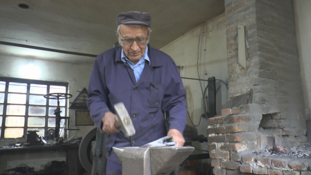 DEDA PERO JE DOKAZ DA JE RAD STVORIO ČOVEKA U devetoj deceniji i dalje čvrsto drži alat u rukama (FOTO)
