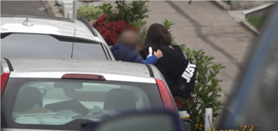 DVA PUTA PROŠLA KROZ CRVENO SA DETETOM U AUTU Prijovićka pravila prekršaje po gradu, a u kolima bio i mali Aleksandar! (VIDEO)