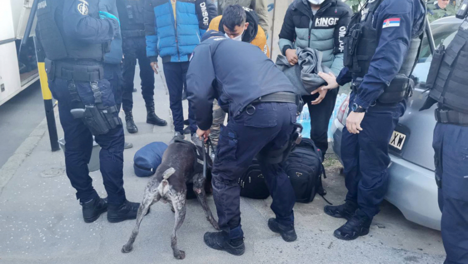 KRIJUMČARIO MIGRANTE IZ AVGANISTANA Udario u kombi, pa pobegao - policija unutra zatekla 34 azilanta!