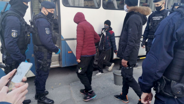 POLICIJA POKUŠALA DA ZAUSTAVI KOMBI SA MIGRANTIMA Vozač odbio da se zaustavi nakon čega se sve završilo udesom u centru Ljubljane