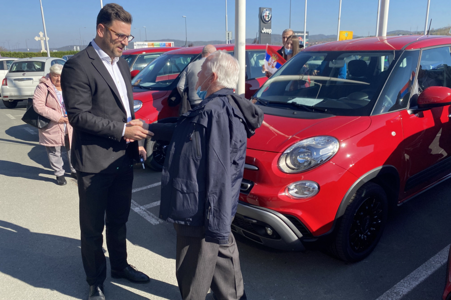 URUČENI KLJUČEVI DOBITNICIMA FIJATA 500L U nagradnoj igri „Uzmi račun i pobedi“ do sada podeljeno 60 automobila i 16 stanova