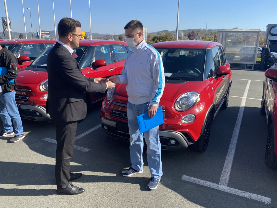 URUČENI KLJUČEVI DOBITNICIMA FIJATA 500L U nagradnoj igri „Uzmi račun i pobedi“ do sada podeljeno 60 automobila i 16 stanova