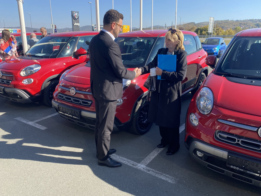 URUČENI KLJUČEVI DOBITNICIMA FIJATA 500L U nagradnoj igri „Uzmi račun i pobedi“ do sada podeljeno 60 automobila i 16 stanova