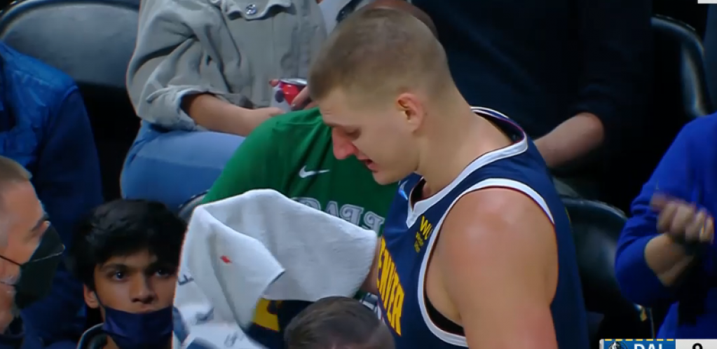 OSVETA SE SERVIRA HLADNA! Jokića nokautirali, KRVAV otišao do klupe, a onda se vratio i SAMLEO Dalas! (FOTO)