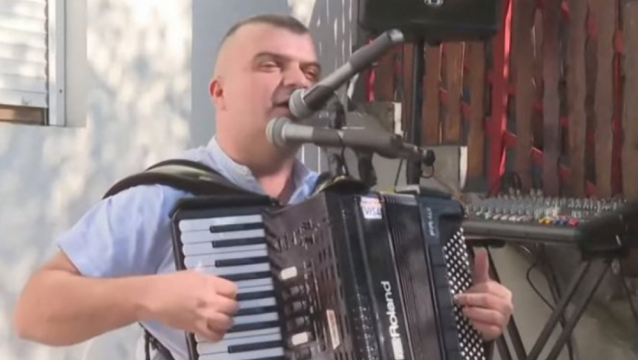 NEMAŠ KEŠ, IMAM JA REŠENJE! Harmonikaš namontirao na instrument čitač BANKOVNIH KARTICA (VIDEO)
