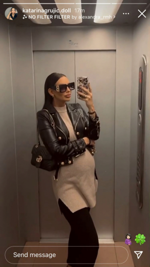NIKAD LEPŠA! Katarina Grujić blista u trudnoći, pevačica pozirala u liftu sa stomakom do zuba! (FOTO)