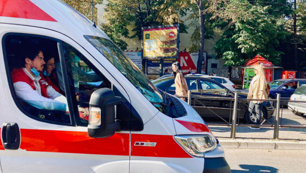 KRVAVA DEVOJKA SEDELA ZAGLAVLJENA U AUTU Sudarili se taksi i putničko vozilo u centru Beograda