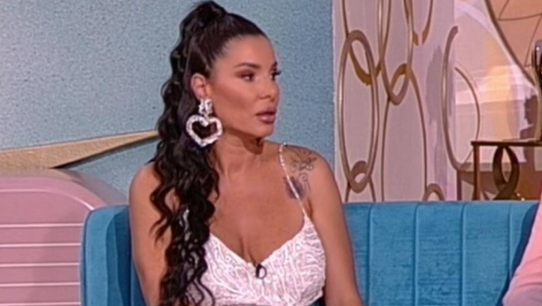 NIKO NEMA TAČAN ODGOVOR Fanovi Mie Borisavljević se prepiru oko toga da li koristi fotošop, a ova fotka ih je navela na razmišljanje (FOTO)