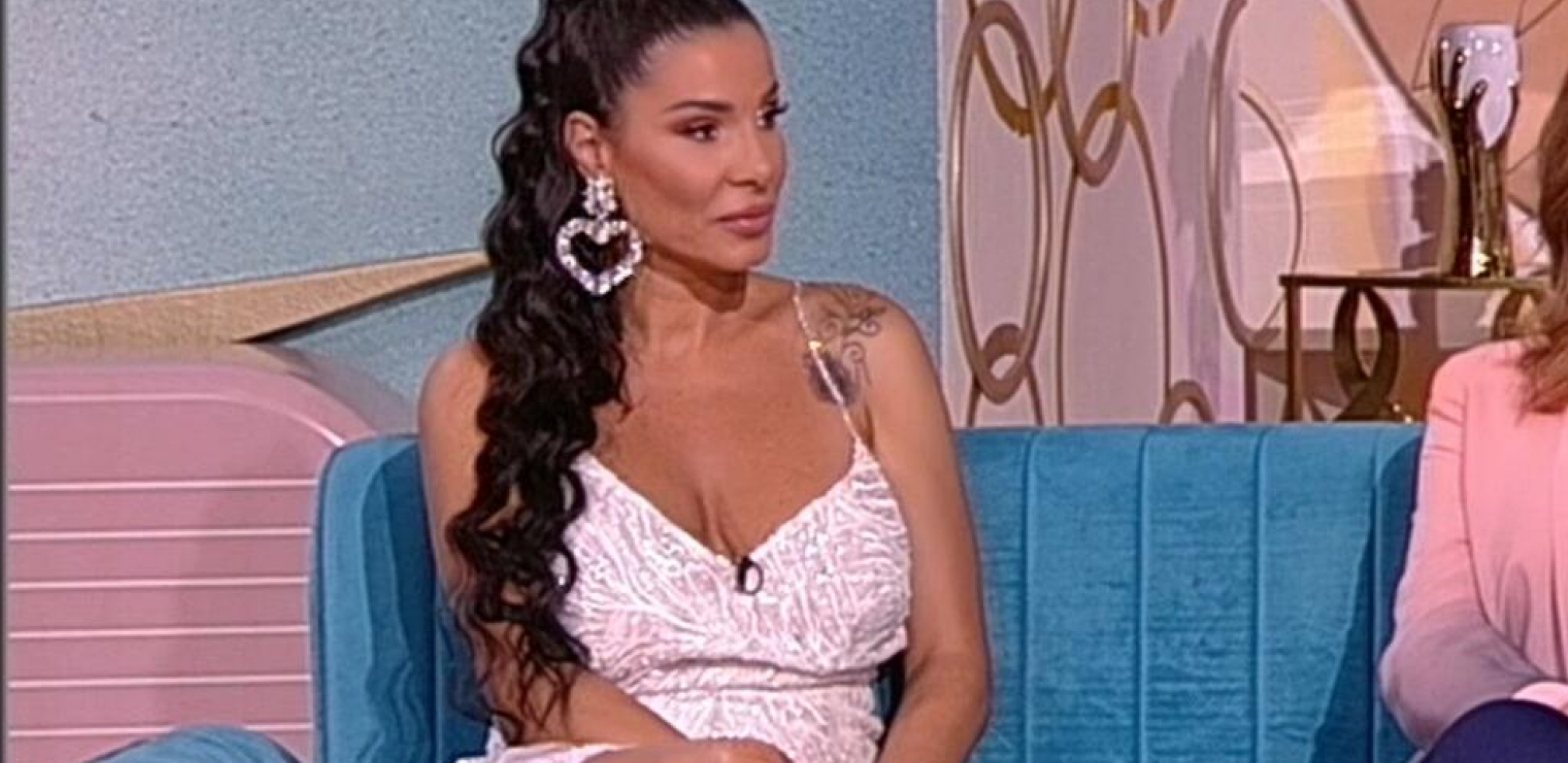 PEVAČICA DEVET MESECI POSLE POROĐAJA, IZGLEDA SAVRŠENO Mia Borisavljević pokazala čime raspolaže, istakla grudi u prvi plan (FOTO)