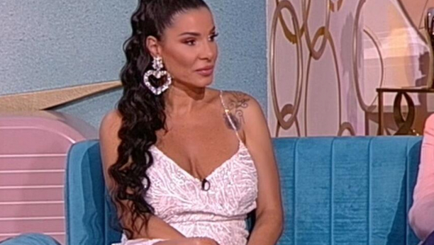 PEVAČICA DEVET MESECI POSLE POROĐAJA, IZGLEDA SAVRŠENO Mia Borisavljević pokazala čime raspolaže, istakla grudi u prvi plan (FOTO)