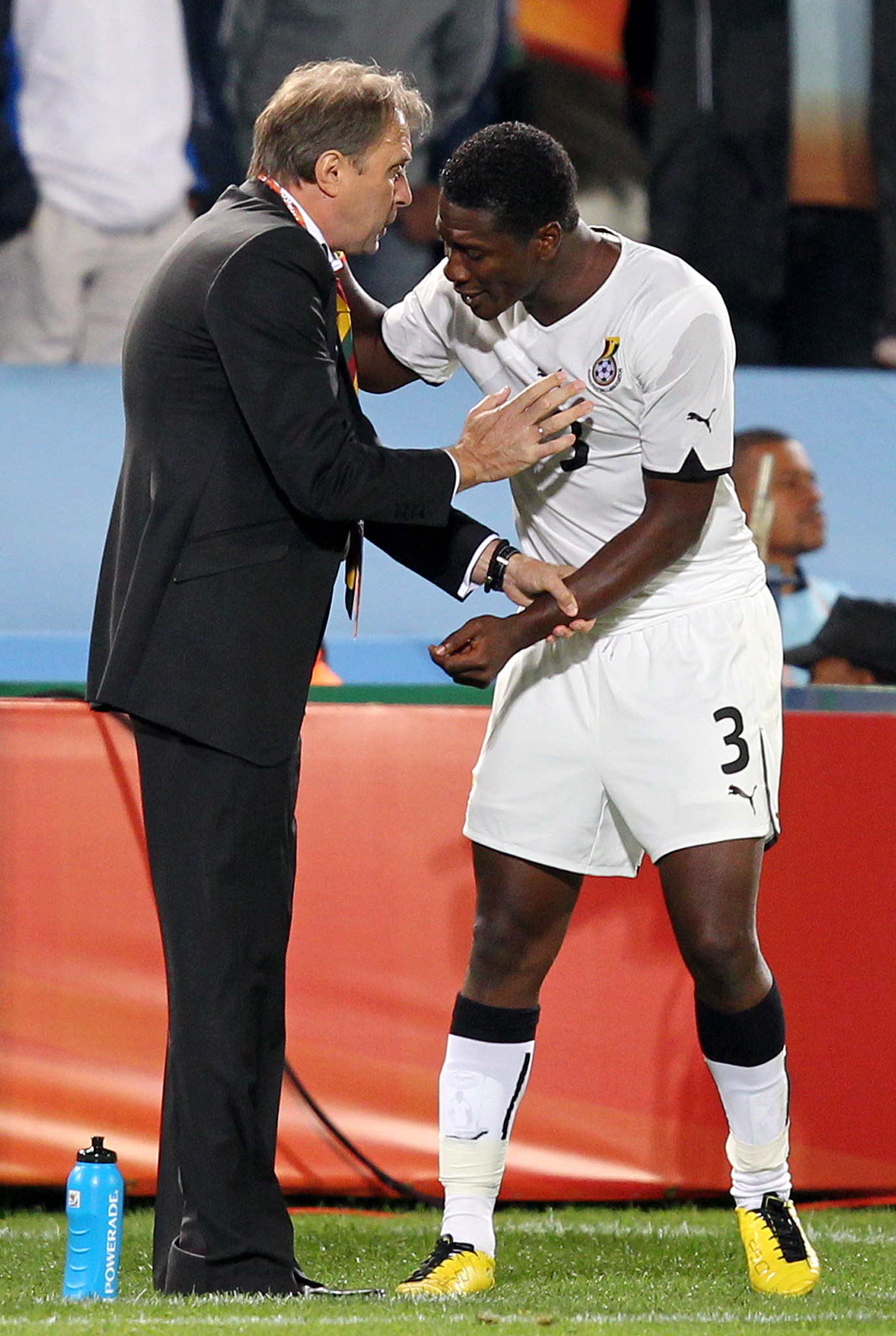 CRNA ZVEZDA Asamoa Đan izgradio poslovno carstvo u Gani od miliona zarađenih na terenu! Rajevca unesrećio, debelo se obogatio!